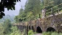 Jembatan itu memiliki sejarah panjang dan berperan penting dalam irigasi lokal hingga kemudian menjadi destinasi wisata.  