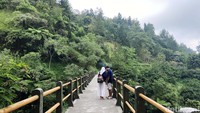Jembatan yang berada di Kedungsriti, Umbulharjo, Kecamatan Cangkringan, Kabupaten Sleman, Yogyakarta itu semakin populer di kalangan wisatawan karena disebut-sebut mirip dengan jembatan Russel di Skotlandia.  