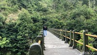 Terletak di kaki Gunung Merapi, jembatan ini tidak hanya menyuguhkan pemandangan yang menakjubkan, tetapi juga memiliki sejarah yang kaya dan menjadi destinasi wisata yang semakin populer.  
