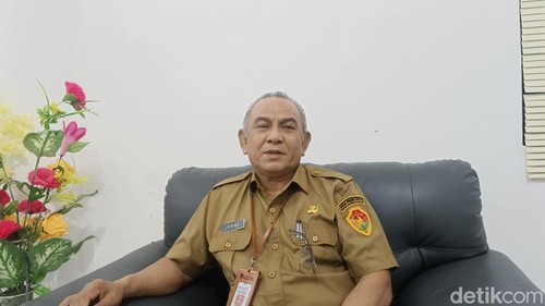 Kepala Dinas ESDM NTT, Jusuf Adoe, saat diwawancarai detikBali di kantornya, Senin (24/6/2024) sore. (Yufengki Bria/detikBali).