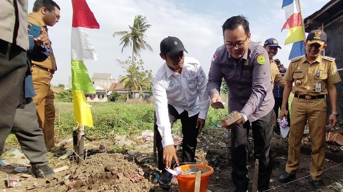 Kajari Kabupaten Tangerang Ricky Tommy Hasiholan menginisiasi pembangunan 25 jamban sehat di Teluk Naga