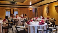 Selain tiga restoran yang gratis tersebut, terdapat pula beberapa restoran yang menarik lainnya. Salah satunya adalah Silk Road. Restoran itu juga memiliki tema klasik dengan perpaduan gaya eropa dan asia yang merupakan area khusus bagi tamu yang memesan hunian Palace. Kami berkesempatan makan di restoran tersebut dan mendapati area restoran yang tidak luas namun eklusif. Terlihat area terbuka dengan beberapa meja dan dua area private dengan meja bundar besar dan banyak kursi. Selain restoran yang telah disebutkan, terdapat pula berbagai restoran lain yang menarik seperti Seafood Grill, Sun Deck Bar, Gelateria, Palm Court, Hot Pot, Umi Uma, Blue Lagoon, Vintage Room, dan banyak lainnya.