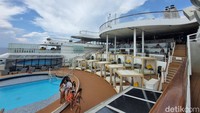 Di sisi kolamnya terdapat beberapa bilik dan tempat duduk yang dapat traveler nikmati untuk bersantai sambil melihat panorama lautan lepas.