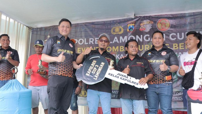 Kapolres Lamongan AKBP Bobby A Condroputra menyerahkan hadiah juara lomba burung kicau