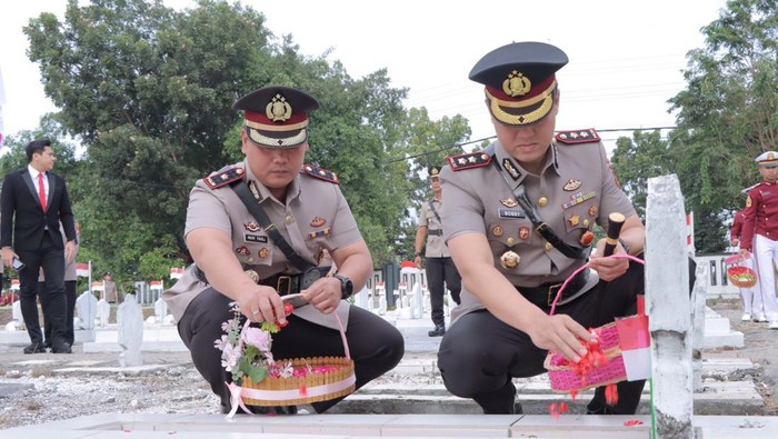 Kapolres Lamongan AKBP Bobby A. Condroputra, Wakapolres Lamongan Kompol Akay Fahli ziarah di Taman Makam Pahlawan