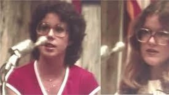 Kathy Kleiner & Karen Chandler - Selamat dari Ted Bundy: Ted Bundy adalah pembunuh berantai terkenal. Pria yang membunuh 30+ orang itu hampir menambah dua korban pada pagi 15 Januari 1978, ketika dia masuk asrama mahasiswi Universitas Negeri Florida. Setelah memukul seorang wanita dengan kayu dan mencekik yang lain, dia menyerang Kleiner dan Chandler. Kleiner menderita patah rahang dan bahu terkoyak, sementara Chandler gegar otak, jari patah, rahang patah, dan beberapa gigi tanggal. Untungnya mereka selamat. Foto: Blurred