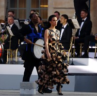 Penampilan Katy Perry dengan busana geometri bolong-bolong itu memukau penonton dan menjadi simbol kreativitas dalam dunia fashion modern. Foto: Getty Images for Vogue/Marc Piasecki