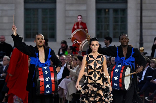 Busana tersebut memiliki detail laser cut-out dengan bentuk geometri yang unik. Dari jauh busananya tersebut tampak seperti motif-motif geometri biasa. Foto: Getty Images for Vogue/Marc Piasecki