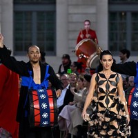 Busana tersebut memiliki detail laser cut-out dengan bentuk geometri yang unik. Dari jauh busananya tersebut tampak seperti motif-motif geometri biasa. Foto: Getty Images for Vogue/Marc Piasecki