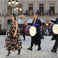 Namun ketika menilik lebih dekat, banyak kulitnya yang terlihat dari balik ornamen bajunya. Foto: Getty Images for Vogue/Marc Piasecki