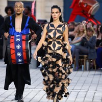 Katy Perry kembali mencuri perhatian di dunia fashion dengan penampilannya yang berani dan unik pada acara Vogue World di Paris. Penyanyi 39 tahun itu membuat kejutan di atas catwalk dengan mengenakan busana geometri bolong-bolong yang hampir naked. Foto: Getty Images for Vogue/Marc Piasecki