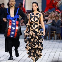 Vogue World Paris tahun ini merayakan 100 tahun fashion dan olahraga di kota ikonik tersebut, menggabungkan elemen-elemen sejarah dan modernitas dalam dunia fashion. Foto: Getty Images for Vogue/Marc Piasecki