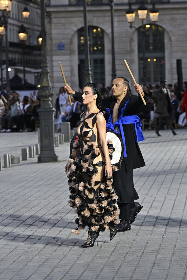 Bagian bawahnya dipenuhi dengan detail bunga yang semakin memperindah busana ekstravaganza tersebut. Foto: Getty Images for Vogue/Marc Piasecki