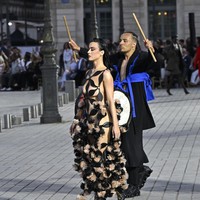 Bagian bawahnya dipenuhi dengan detail bunga yang semakin memperindah busana ekstravaganza tersebut. Foto: Getty Images for Vogue/Marc Piasecki