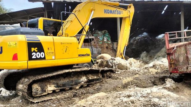 Kebkaran gudang pakan ternak di Sidoarjo baru padam setelah dilakukan pemadaman selama 36 jam