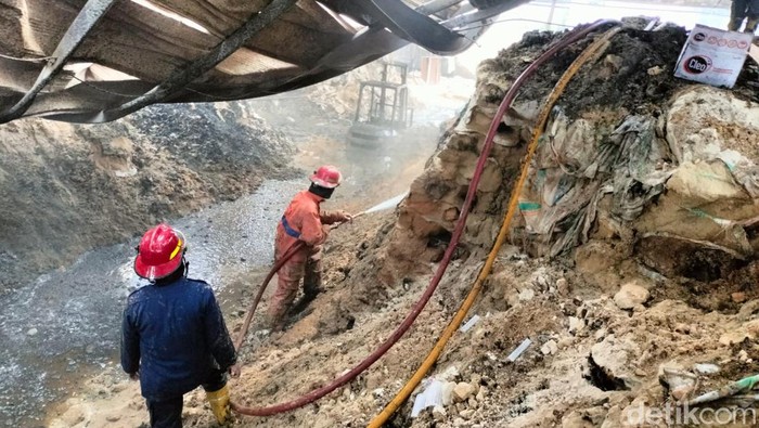 Kebkaran gudang pakan ternak di Sidoarjo baru padam setelah dilakukan pemadaman selama 36 jam