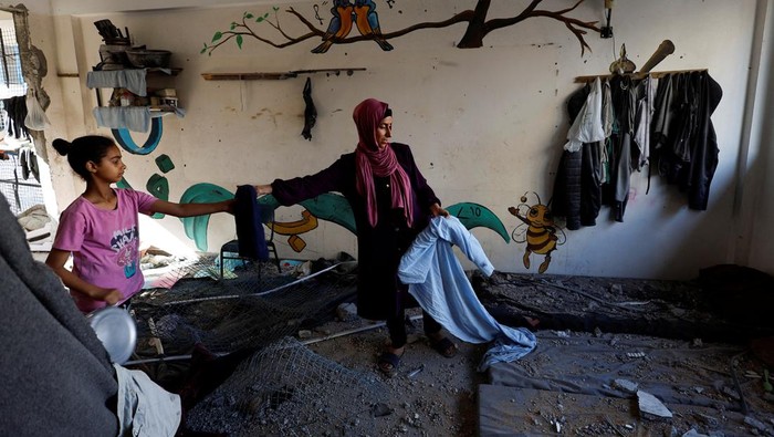 Keji! 21 Ribu Anak Hilang dalam Serangan Israel di Gaza A Palestinian child looks out from a UNRWA school, after the air strike on a neighbouring house to the school in Khan Younis, in the southern Gaza Strip, June 21, 2024. REUTERS/Mohammed Salem