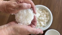 Karakteristik nasi Jepang yang lengket adalah kuncinya. (AP Photo/Yuri Kageyama)