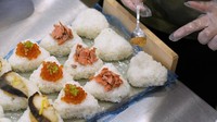 Apa yang ditempatkan di dalamnya disebut “gu,” atau isian. Favorit abadi adalah umeboshi, atau plum asin. Atau mungkin mentaiko, yaitu telur ayam yang pedas dan pedas. Namun pada prinsipnya, apa pun bisa dimasukkan ke dalam onigiri, bahkan sosis atau keju. (AP Photo/Shuji Kajiyama)
