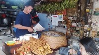 Traveler ternyata banyak yang memilih kuliner itu sebagai pengisi perut mereka di tengah hari, kala itu panas Kemayoran begitu terik.