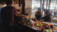 Ketan susu pastinya jadi incaran mereka ditemani dengan tempe goreng khas warung ketan ini.