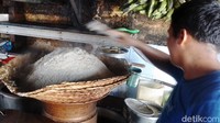 Dalam sehari ketan yang dibuat oleh warung tersebut tak ada perhitungannya, semua pengolahan menggunakan feeling. Bisa disebut kisaran porsi yang mampu dihasilkan Ketan Susu Kemayoran ini hingga ratusan porsi atau bahkan menyentuh ribuan.