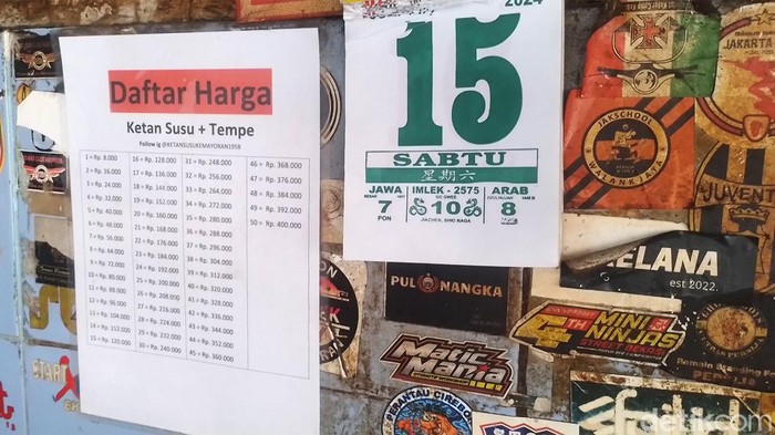 Menjelang jam makan siang, Ketan Susu Kemayoran pelan-pelan kursi yang sedianya kosong menjadi penuh. Masyarakat ternyata banyak yang memilih kuliner ini sebagai isi perut mereka di tengah hari, kala itu panas Kemayoran begitu terik.