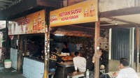 Menjelang jam makan siang, kursi yang sebelumnya kosong menjadi penuh.