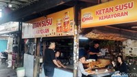 Ketan Susu Kemayoran terletak di Jalan Garuda Ujung atau Jalan Kemayoran Gempol, Jakarta Pusat. Jika berkunjung ke warung ketan susu ini kamu nggak akan bingung karena tempatnya percis berada di pinggir jalan.