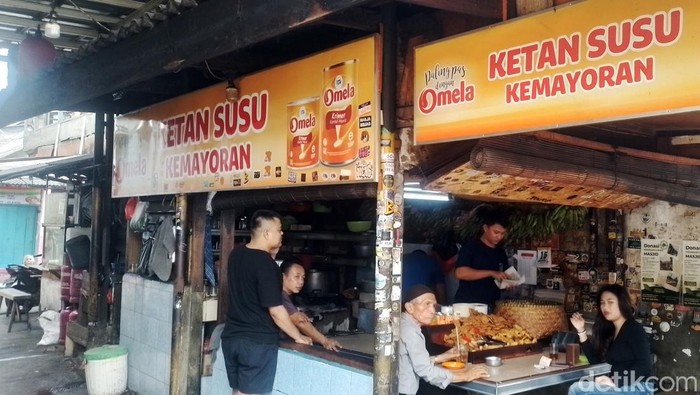 Ketan Susu Kemayoran Suguhkan Rasa Unik yang Bikin Ketagihan Menjelang jam makan siang, Ketan Susu Kemayoran pelan-pelan kursi yang sedianya kosong menjadi penuh. Masyarakat ternyata banyak yang memilih kuliner ini sebagai isi perut mereka di tengah hari, kala itu panas Kemayoran begitu terik.