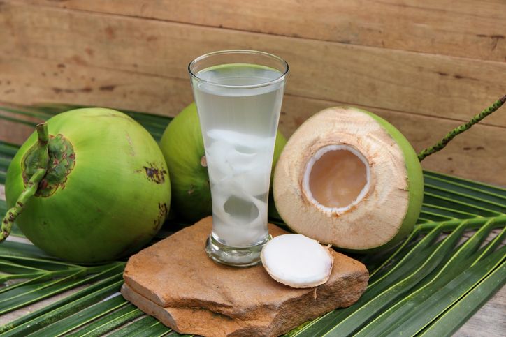 5 Khasiat Sehat Minum Air Kelapa, Sehatkan Tulang dan Cegah Diabetes