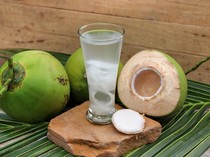 5 Khasiat Sehat Minum Air Kelapa, Sehatkan Tulang dan Cegah Diabetes