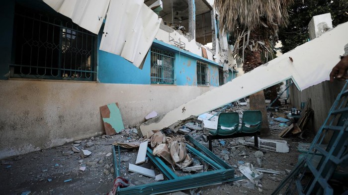 Salah satu klinik di kota Gaza, Klinik Al-Daraj  diserang Israel. Kondisi klinik tersebut hancur berantakan.