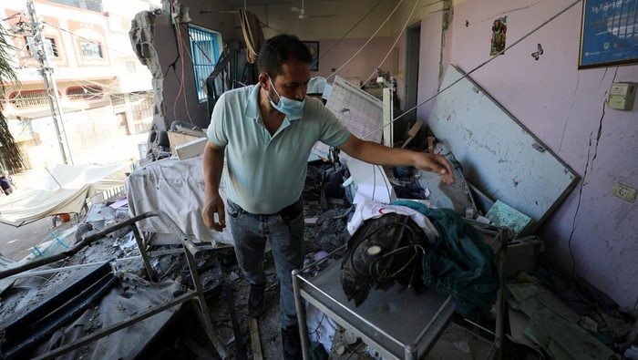 Salah satu klinik di kota Gaza, Klinik Al-Daraj diserang Israel. Kondisi klinik tersebut hancur berantakan.