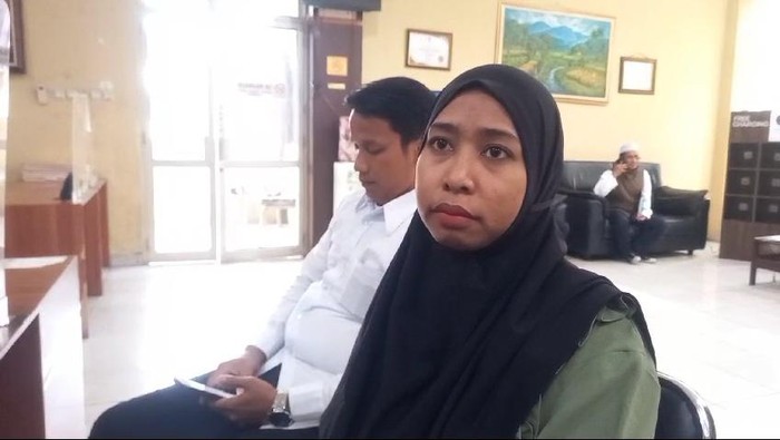 Komala Sari (30) melaporkan penganiayaan yang ia terima dari mantan bosnya ke SPKT Polrestabes Palembang.