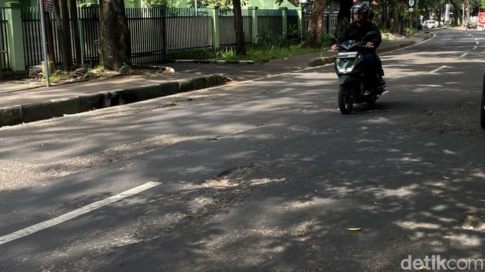 Kondisi Jalan Lombok Kota Bandung bopeng dan berluban.