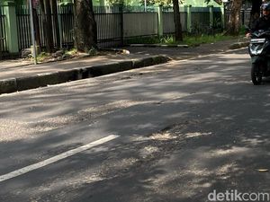 Lubang Menganga Jadi Penghias Jalan Lombok-Madura Bandung