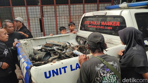 Kondisi mobil yang terbaring di pinggir tebing Jalan Tanjakan Alinayin Ciamis usai kecelakaan.