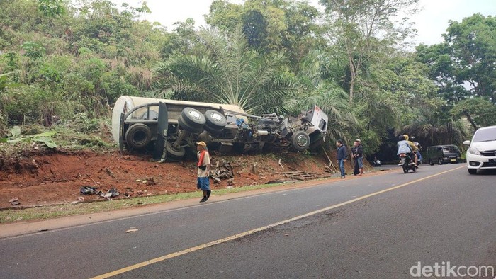 Kondisi mobil yang terbaring di pinggir tebing Jalan Tanjakan Alinayin Ciamis usai kecelakaan.