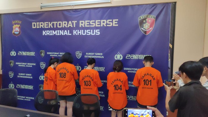 Konferensi pers penangkapan influencer promosikan judi online (Bahtiar/detikcom)