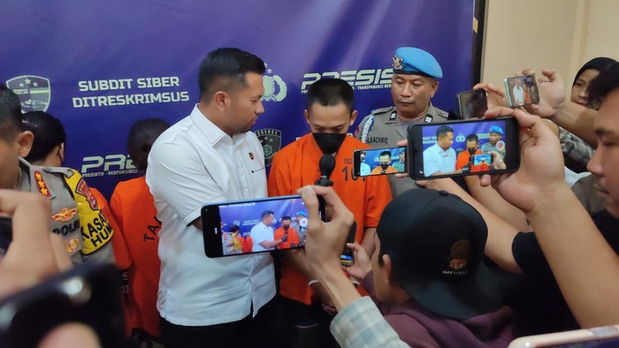 Konferensi pers penangkapan influencer promosikan judi online (Bahtiar/detikcom)