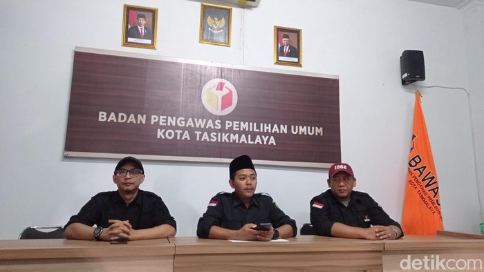 Kordiv Pencegahan dan Partisipasi Masyarakat Bawaslu Kota Tasikmalaya, Enceng Fuad didampingi dua komisioner lain Djoko Narendo dan Tedi Saepudin.