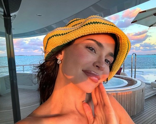 “Saat aku memakai banyak riasan, orang-orang bilang aku memakai riasan yang terlalu tebal. Tapi saat aku memilih untuk tampil lebih natural, mereka juga mengkritikku,” ujar Kylie dengan nada sedih yang berujung dengan tangisan. Foto: dok. Instagram @kyliejenner