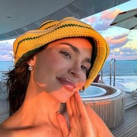 “Saat aku memakai banyak riasan, orang-orang bilang aku memakai riasan yang terlalu tebal. Tapi saat aku memilih untuk tampil lebih natural, mereka juga mengkritikku,” ujar Kylie dengan nada sedih yang berujung dengan tangisan. Foto: dok. Instagram @kyliejenner