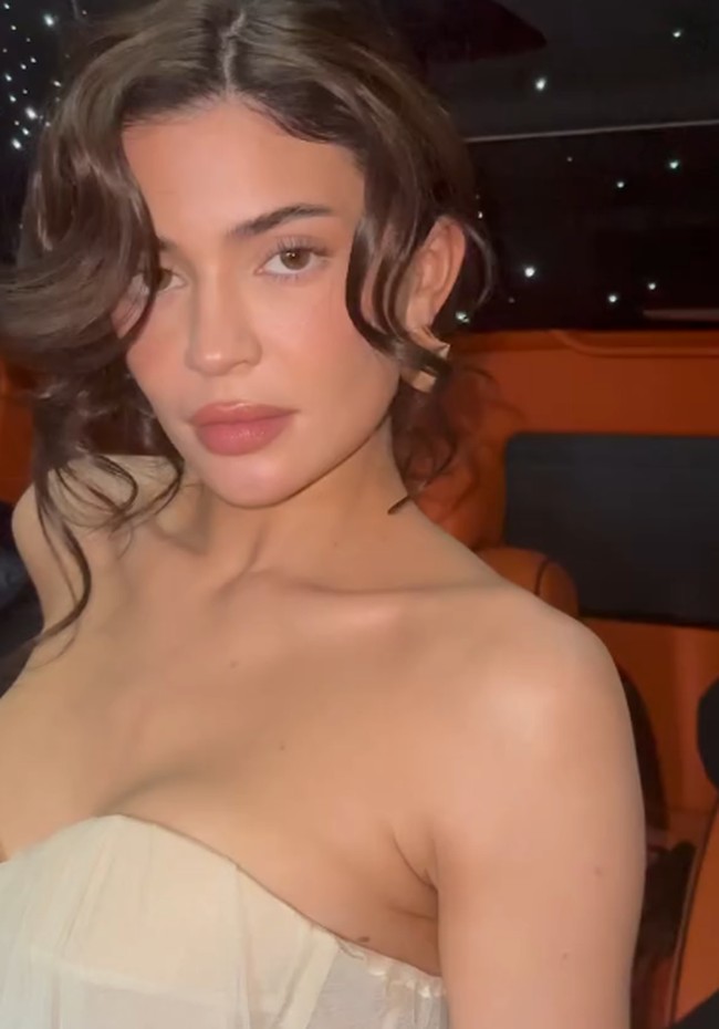 Sejumlah netizen berspekulasi penampilan naturalnya karena ia berpacaran dengan aktor Timothee Chalamet. Foto: dok. Instagram @kyliejenner