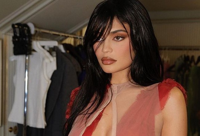 Ketertarikannya dengan makeup sudah ada sejak ia remaja. Saat usianya masih belasan tahun, Kylie bahkan tampil dengan full makeup saat hadir di red carpet. Foto: dok. Instagram @kyliejenner