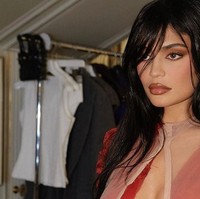 Ketertarikannya dengan makeup sudah ada sejak ia remaja. Saat usianya masih belasan tahun, Kylie bahkan tampil dengan full makeup saat hadir di red carpet. Foto: dok. Instagram @kyliejenner