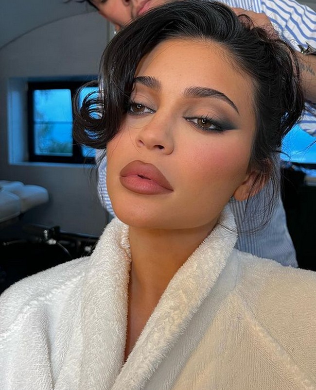 Tak heran jika Kylie terjun di industri kecantikan dengan merilis brand komestik dengan namanya sendiri. Makeup heboh dan bibir penuhnya karena filler tidak lepas dari kontroversi dan kritikan.  Foto: dok. Instagram @kyliejenner