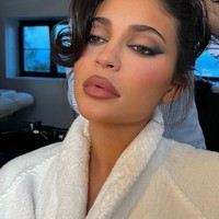 Tak heran jika Kylie terjun di industri kecantikan dengan merilis brand komestik dengan namanya sendiri. Makeup heboh dan bibir penuhnya karena filler tidak lepas dari kontroversi dan kritikan.  Foto: dok. Instagram @kyliejenner