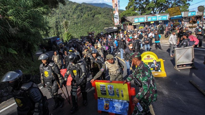 Lapak Dibongkar, PKL Puncak Bogor Gelar Aksi Tutup Jalan Sejumlah petugas gabungan membuka jalan yang ditutup Pedang Kaki Lima (PKL) di Jalan Raya Puncak Bogor, Cisarua, Kabupaten Bogor, Jawa Barat, Senin (24/6/2024). Sejumlah PKL melakukan penutupan jalan karena tidak terima lapak dagangan mereka dibongkar oleh petugas gabungan Satpol PP, Polri dan TNI, sehingga menimbulkan kemacetan lalu lintas di wilayah tersebut. ANTARA FOTO/Yulius Satria Wijaya.
